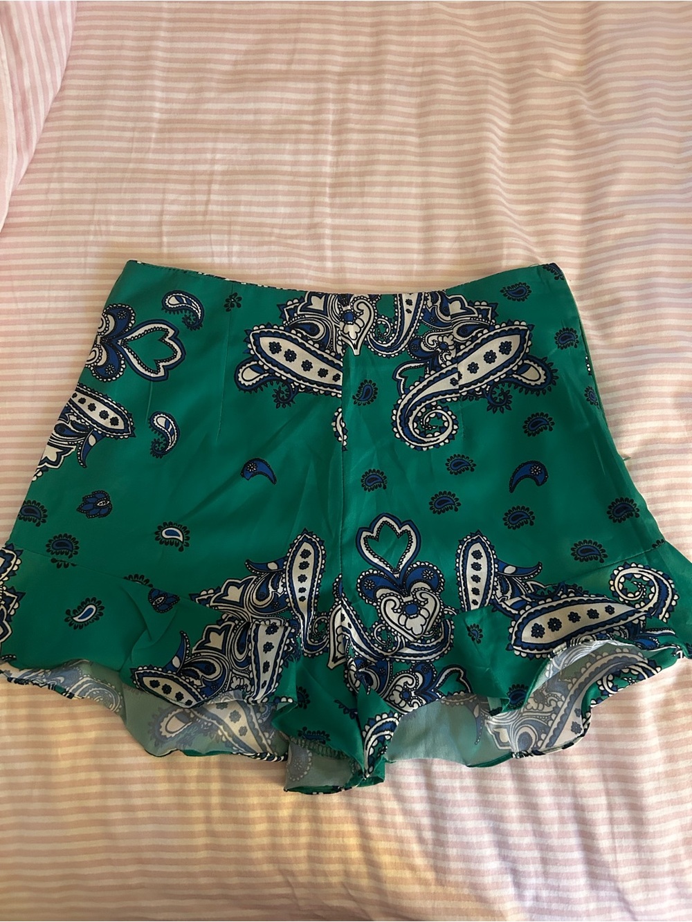 Green Paisley Ruffle Hem Women's Shorts